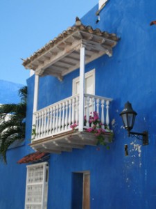 Cartagena Colombia een wit balkonnetje aan kobaltblauwe adobe gevel