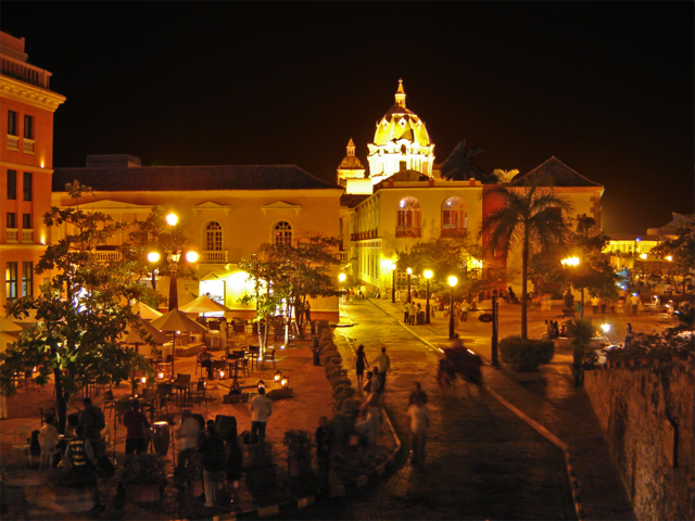 Plein in de binnenstad van Cartagena Colombia is 's avonds fel verlicht
